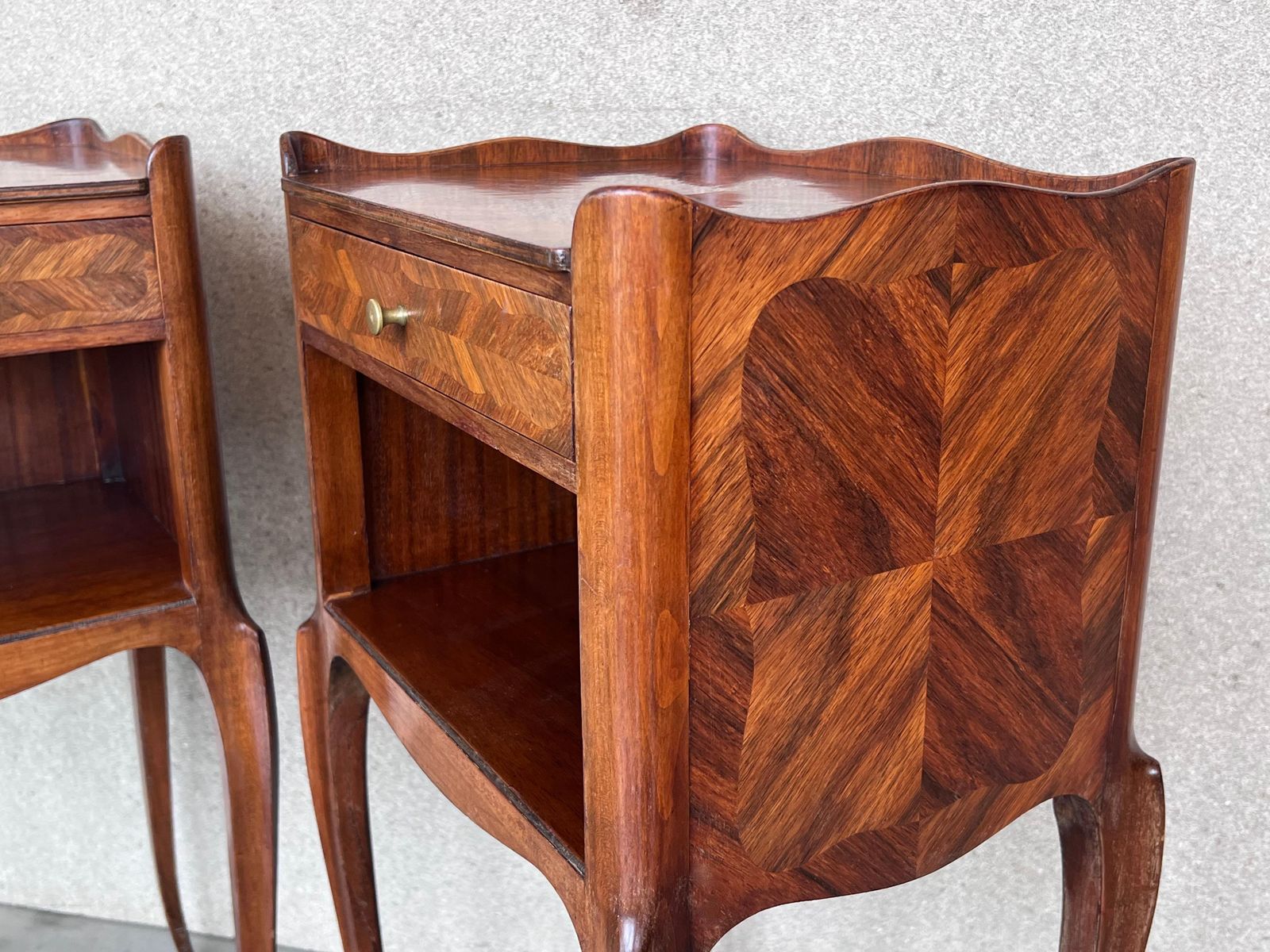 Paire de tables de chevet en noyer avec marqueterie, tiroir et étagère ouverte, XXe siècle photo vinterior