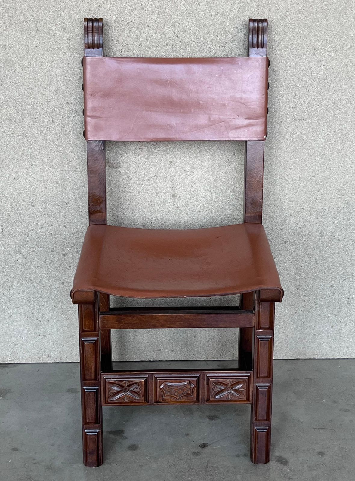 Ensemble de six chaises espagnoles sculptées, assise et dossier en cuir, XIXe siècle photo furniture