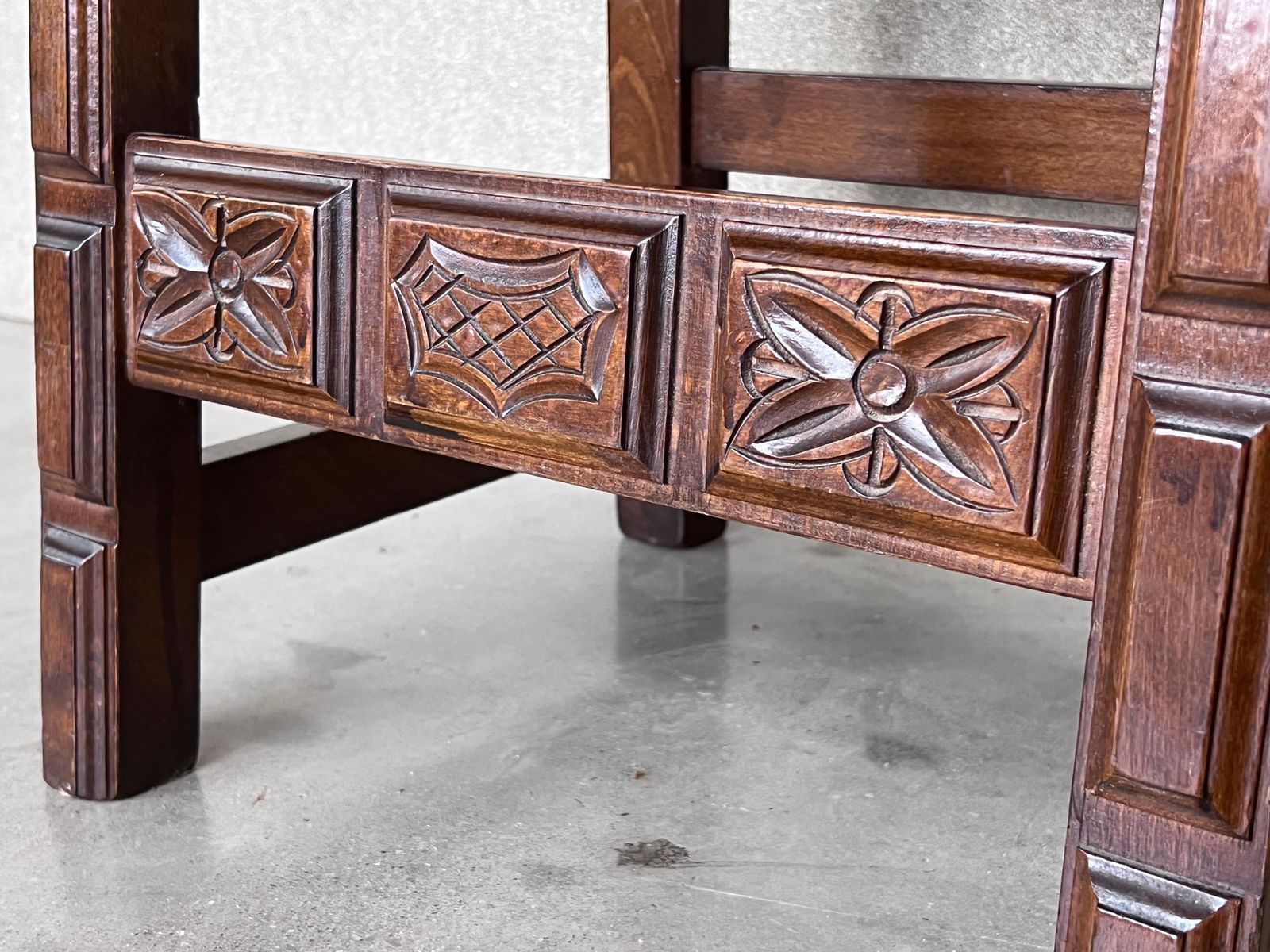 Mobilier Ensemble de six chaises espagnoles sculptées, assise et dossier en cuir, XIXe siècle photo