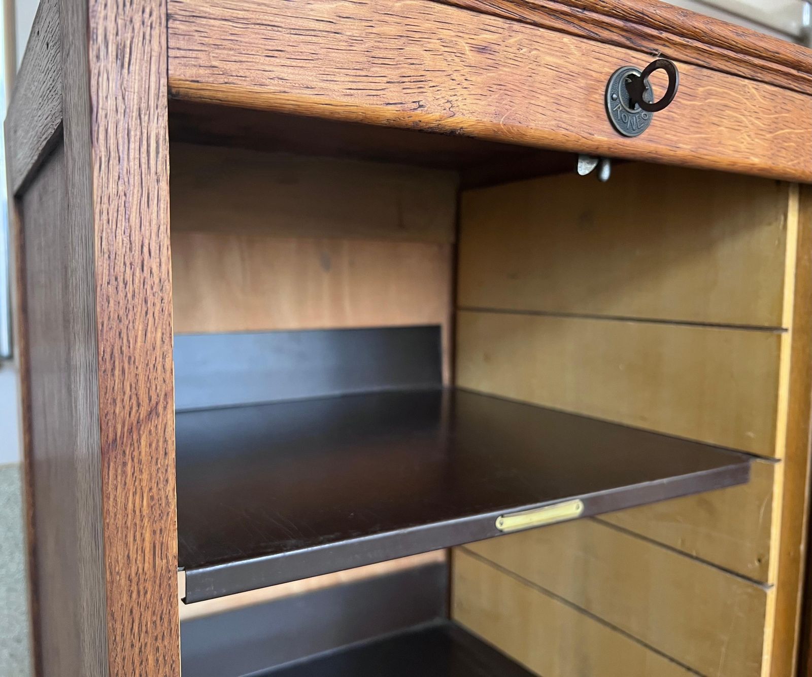 Classeur du début du XXe siècle, une porte à jalousies et cinq étagères photo buy