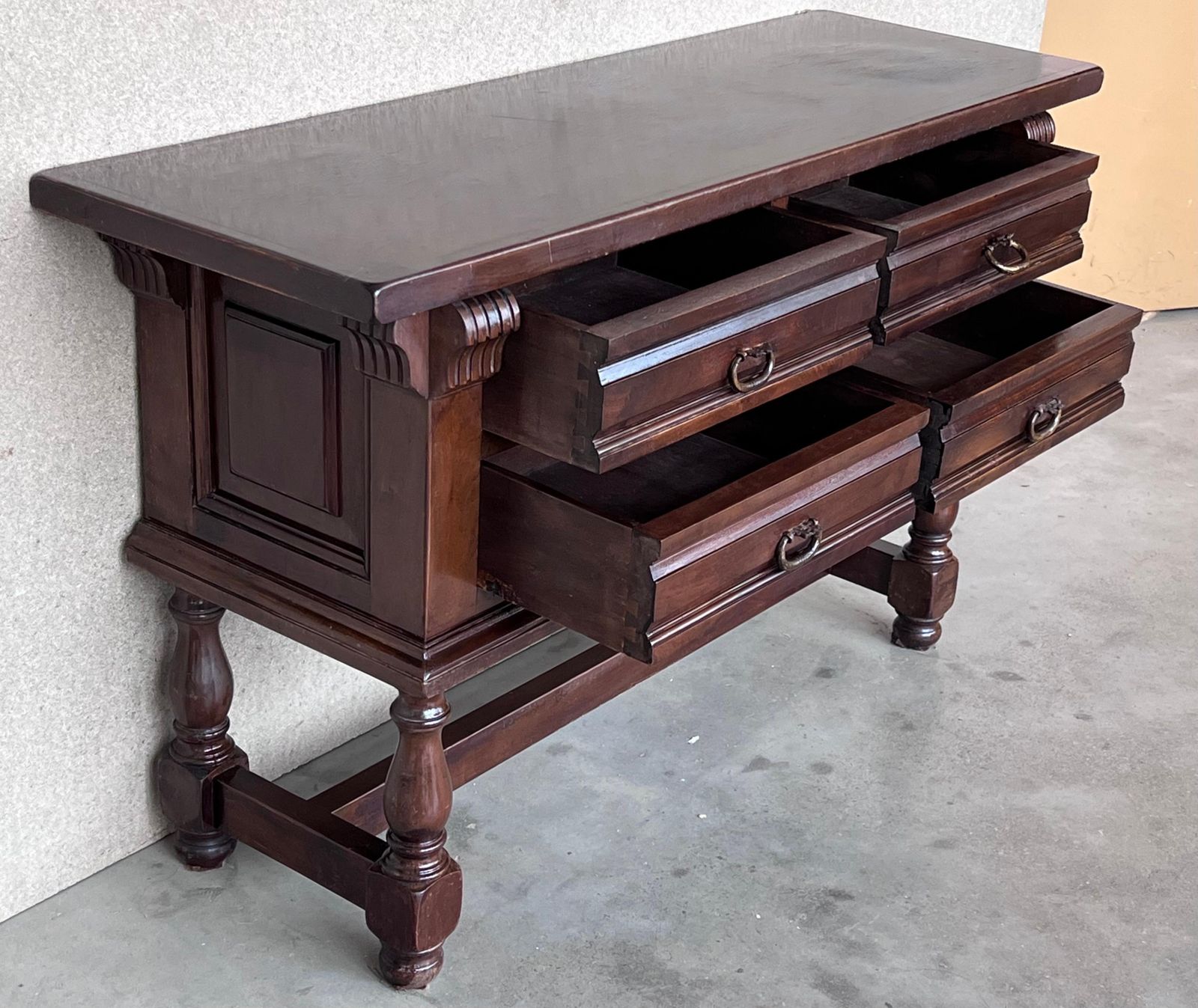 Console espagnole à quatre tiroirs sculptés avec quincaillerie d'époque photo buy