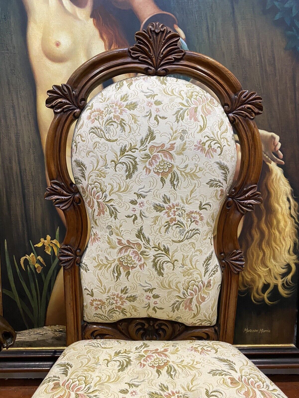 Queen Victoria Walnut Palace/ Boudoir Chair Adorned With Acanthus Leaves Motifs photo vinterior