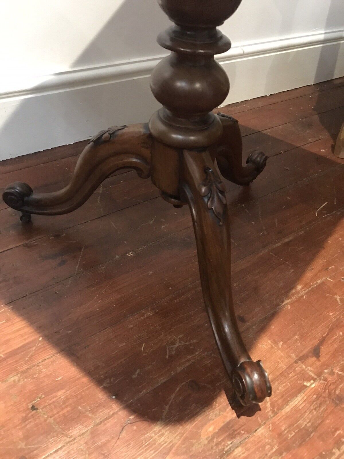 photo furniture Quality 19th Century Elegant Mahogany Wine Table With Centre Turned Pedestal