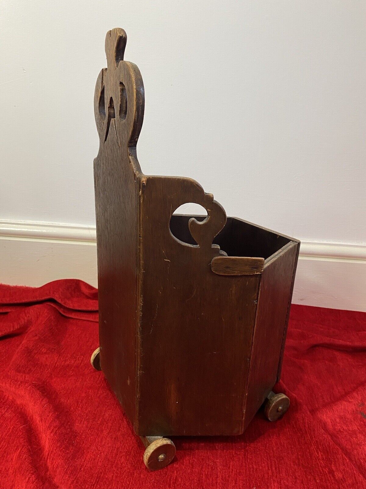 photo furniture Decorative Gothic Church Pulpit In 1/4 Scale Apprentice Piece On Wooden Wheels