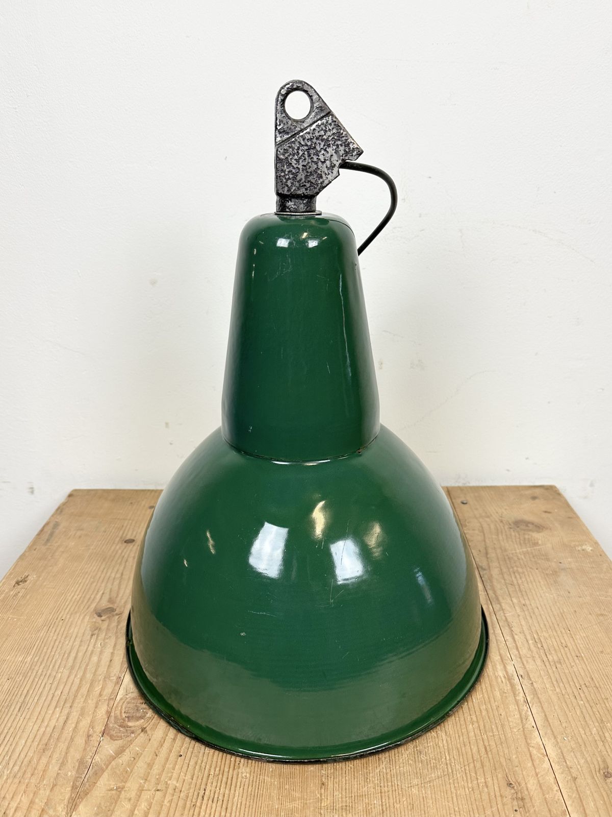 photo vintage Industrial Green Enamel Factory Lamp With Cast Iron Top, 1960s