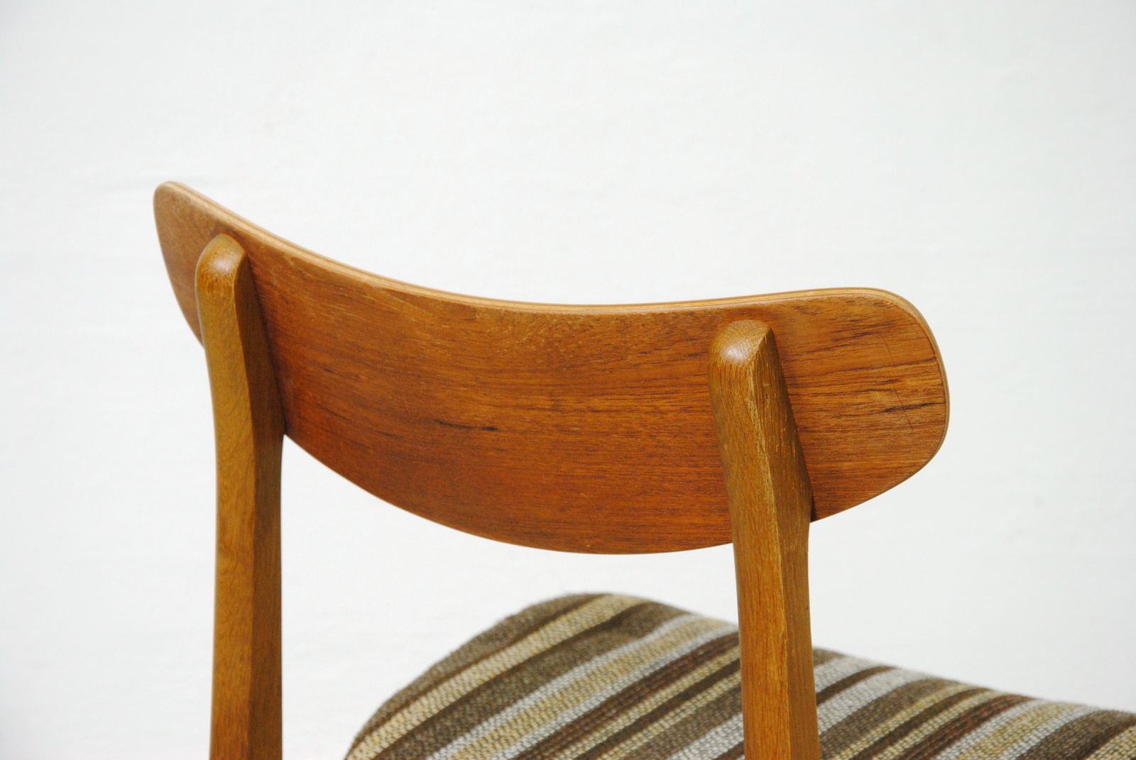 photo vinterior Set Of Five Danish Dining Chairs In Teak And Oak 1960's