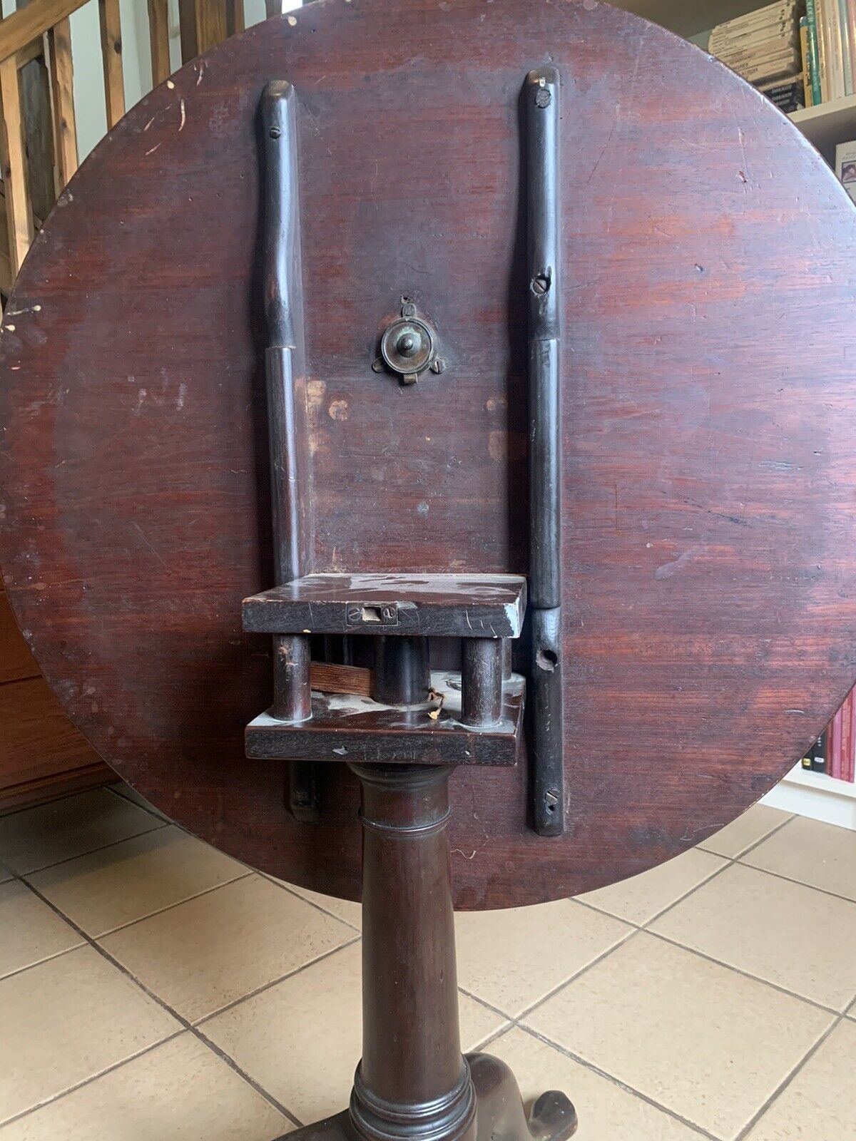 photo furniture Georgian Pillar Tea Table With One Piece Mahogany Top And Birdcage Action 1760