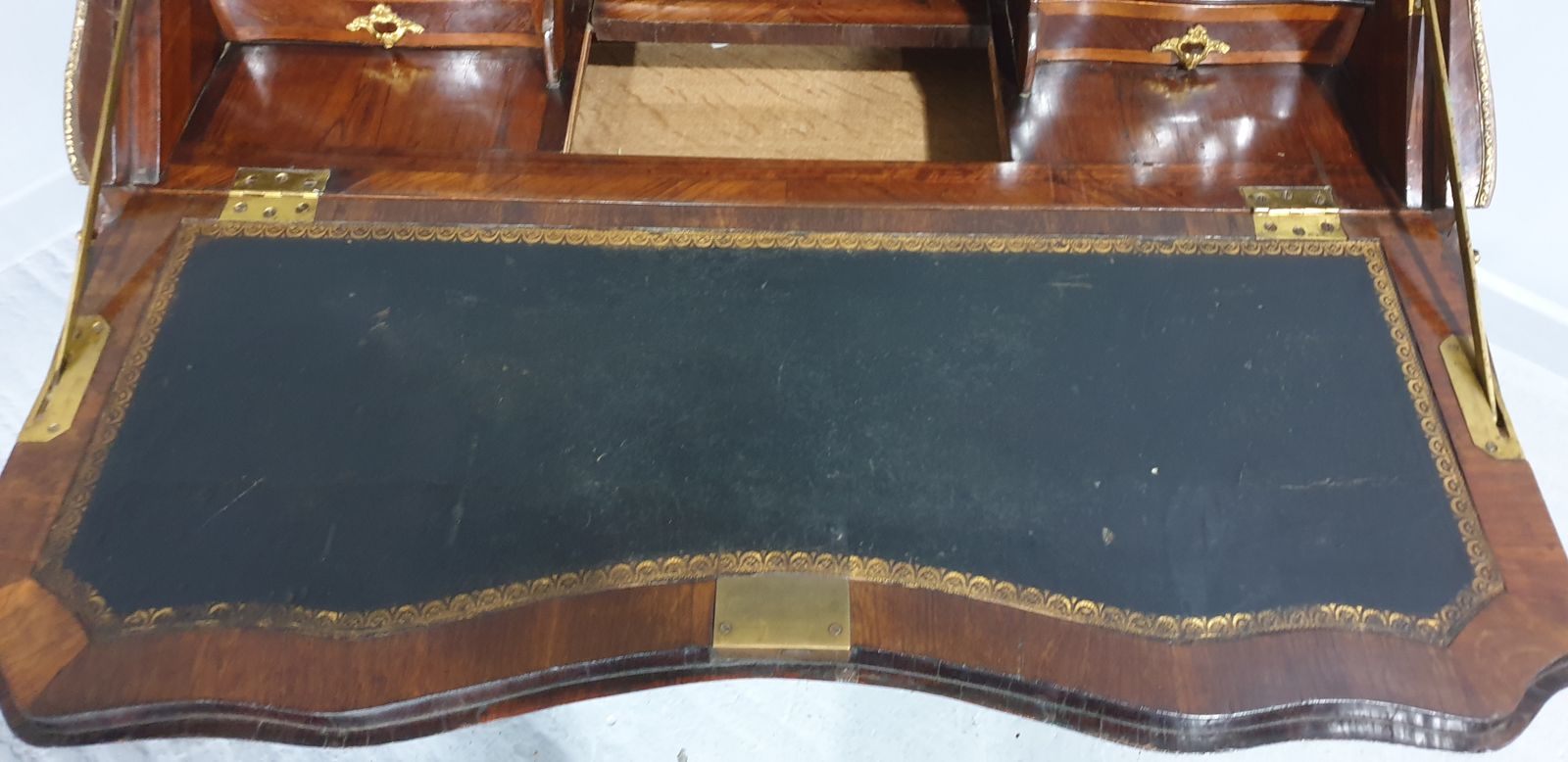 photo vinterior Excellent  Quality Early 19thc. French Kingwood Parquetry Bureau