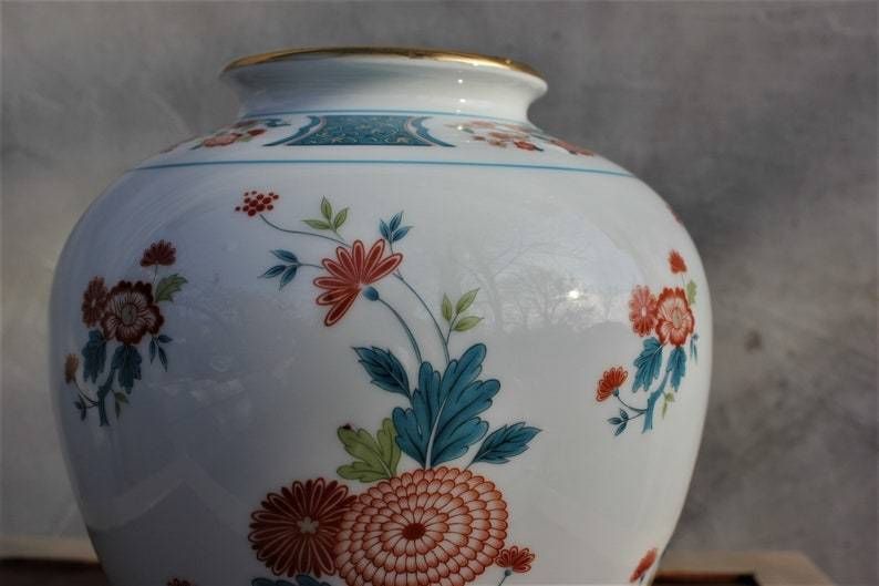 Japanese Porcelain Asian White Hand Painted Floral Vase. photo furniture