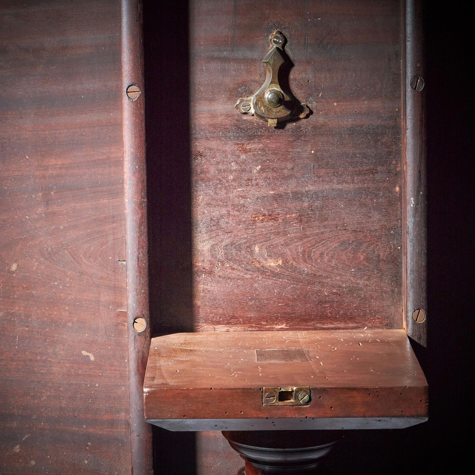 Rare 18th Century George III Mahogany Irish Wolf Foot Tripod Table, Circa 1760 photo vinterior