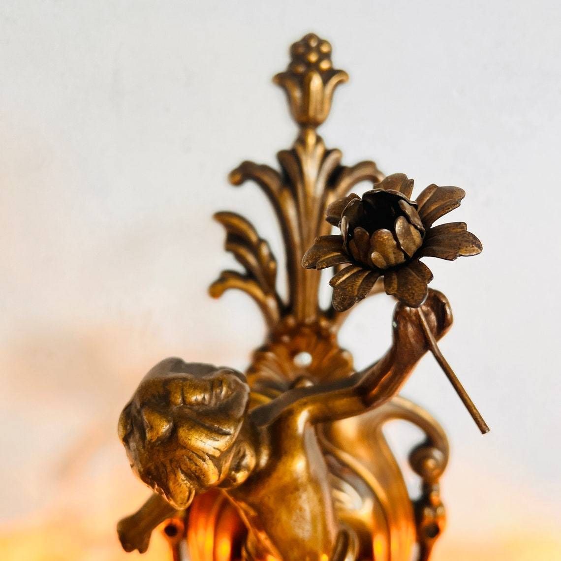 Unieke Franse Wandlamp Met Cherub/Putti, 2 Armen, Kristallen Lampenkap, Hanglamp, Binnenverlichting photo for sale