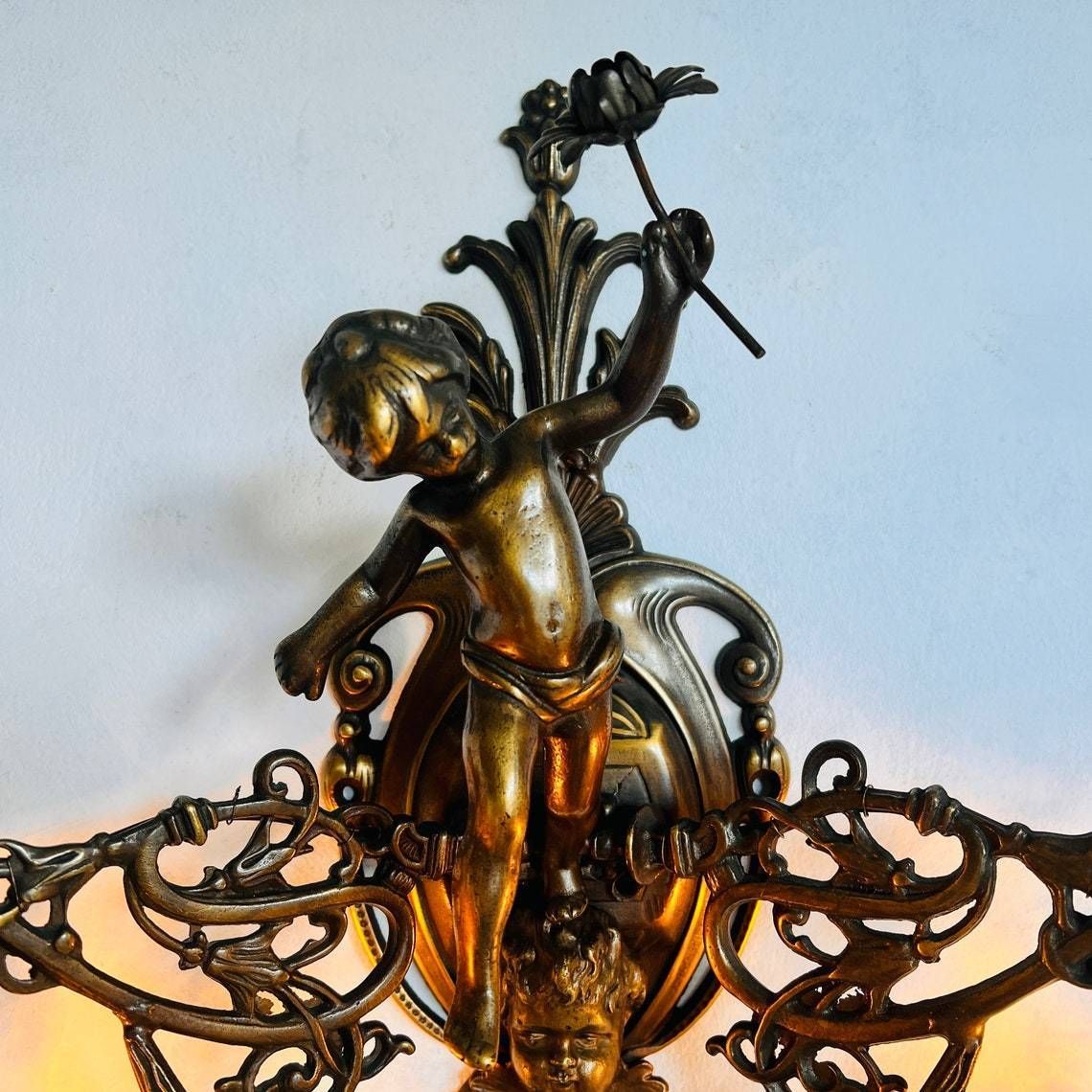 Unieke Franse Wandlamp Met Cherub/Putti, 2 Armen, Kristallen Lampenkap, Hanglamp, Binnenverlichting photo buy