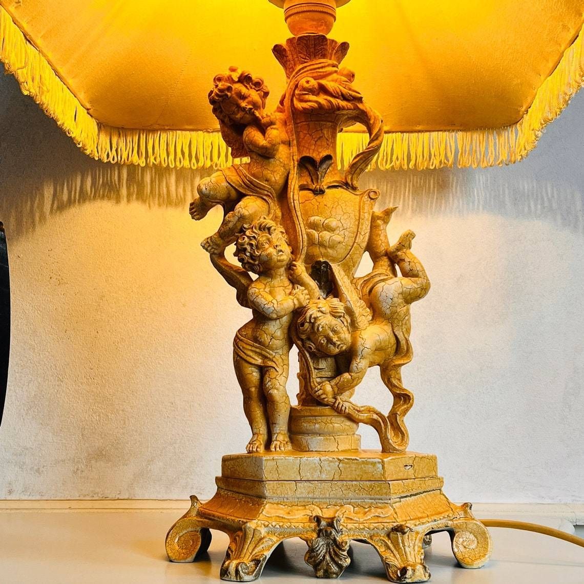Vintage Cherubs Lamp – Vintage Tafellamp Met Grote Lampenkap – Bijzondere Verlichting – Romantische Verlichting photo vinterior