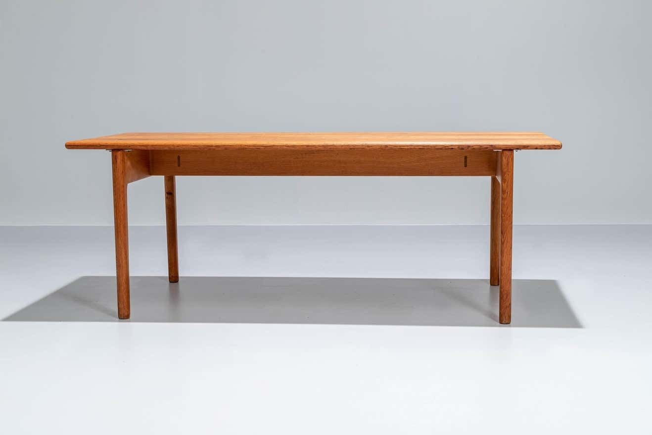 Hans Wegner At 15 Salontafel Door Andreas Tuck In Massief Eiken, Denemarken, Ca. Jaren 1960 photo for sale