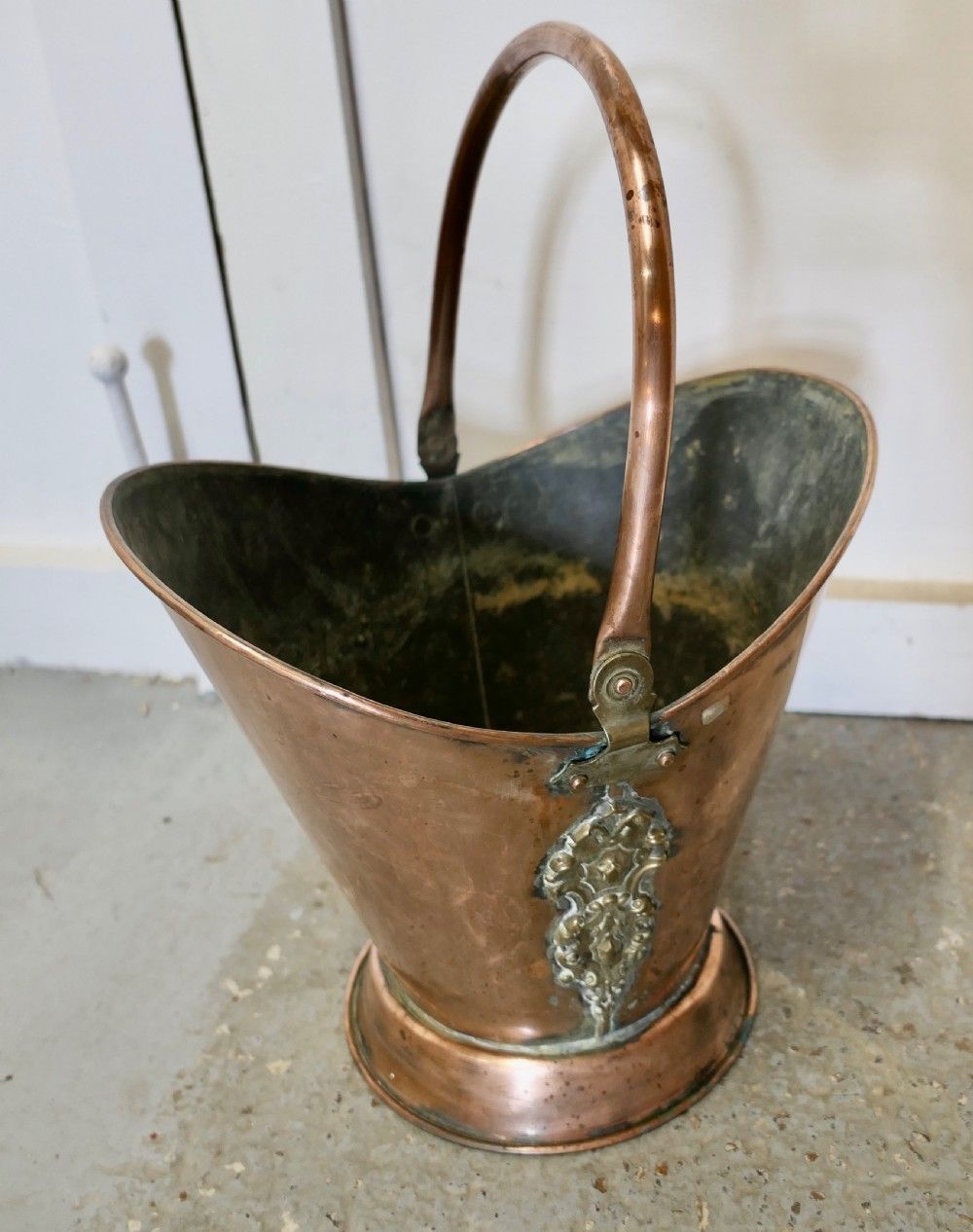 An Art Nouveau Embossed Copper Helmet Coal Scuttle photo vinterior