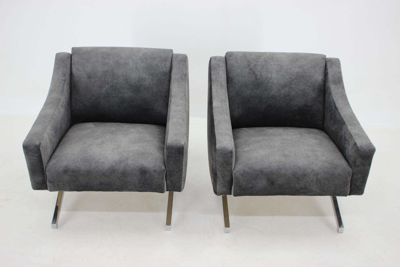 1970s Pair Of Italian Design Armchairs photo vinterior