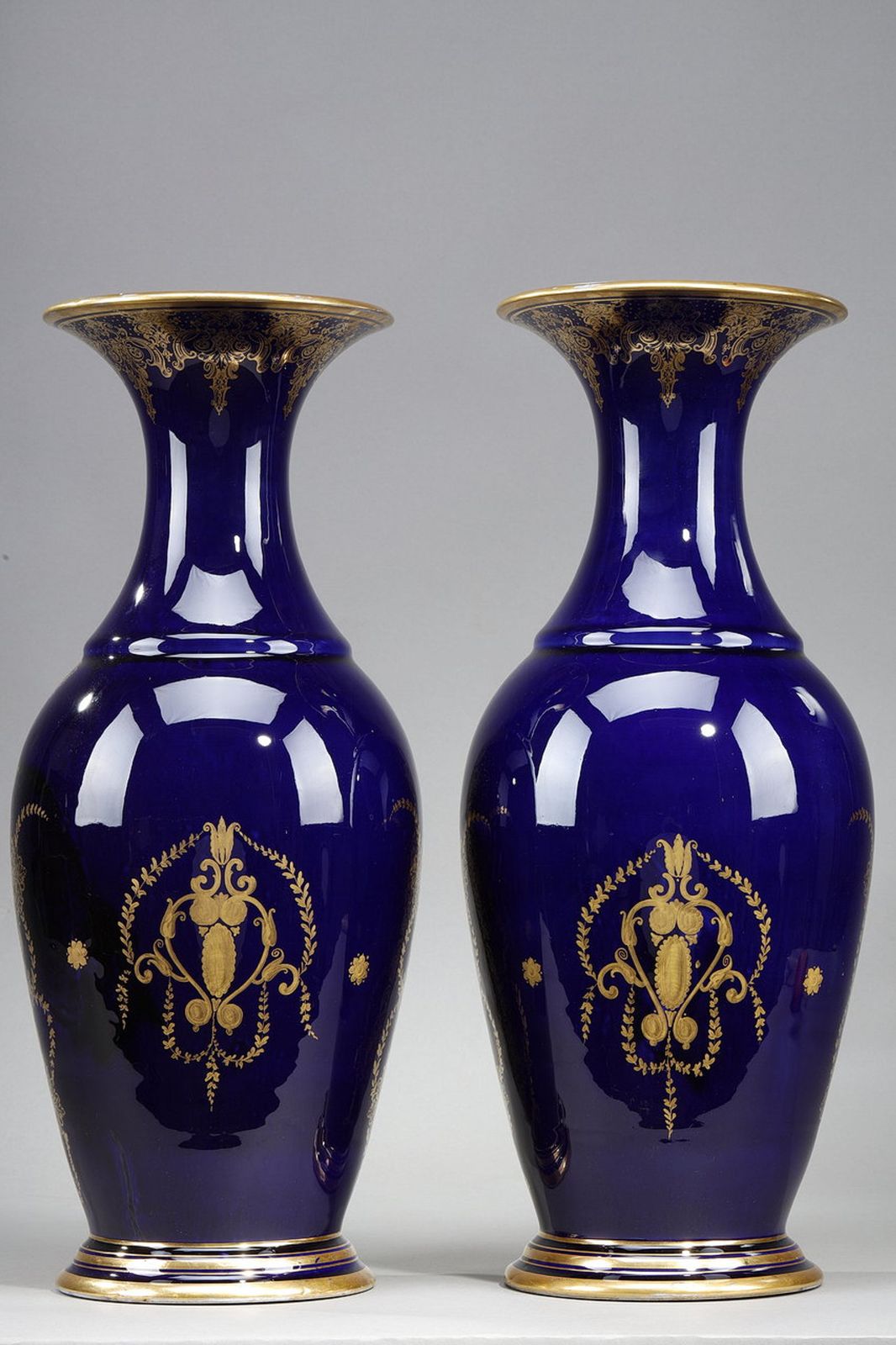 Pair Of Large Porcelain Vases With "Valentine Blue" Background photo Home Decor