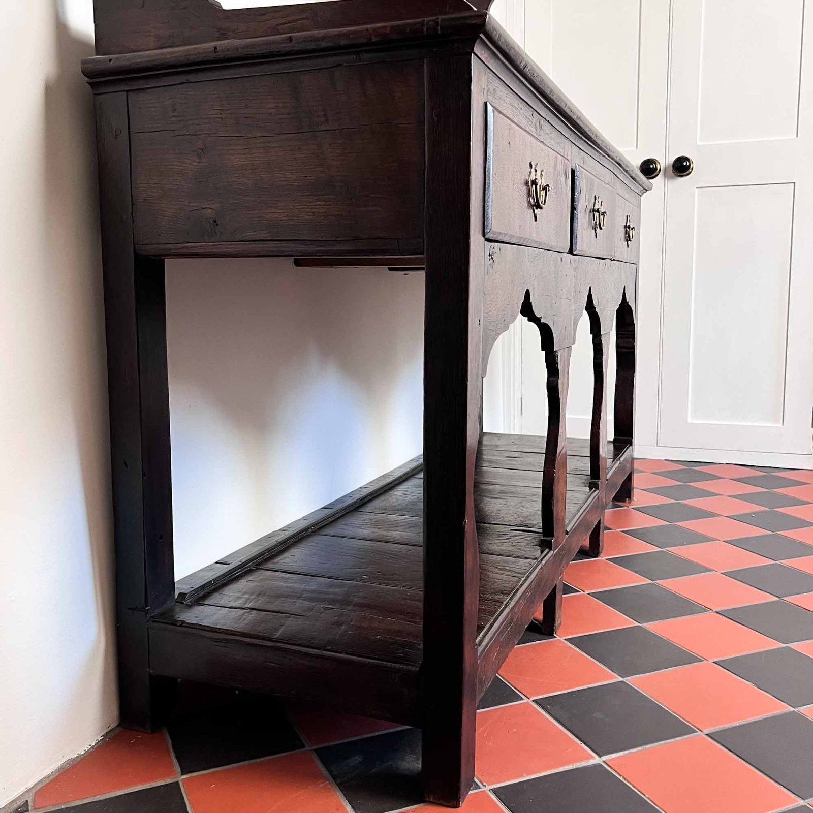 photo vintage 18th Century Welsh Oak Potboard Dresser