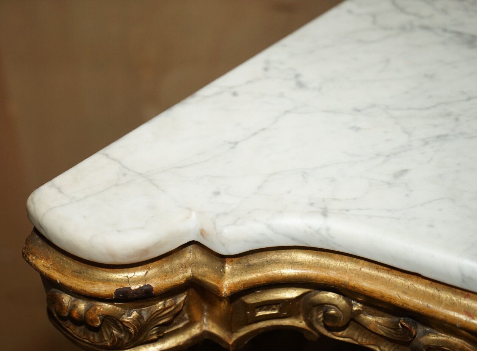 photo furniture Exquisite Antique Italian Gold Giltwood Italian Marble Herm Carved Corner Table