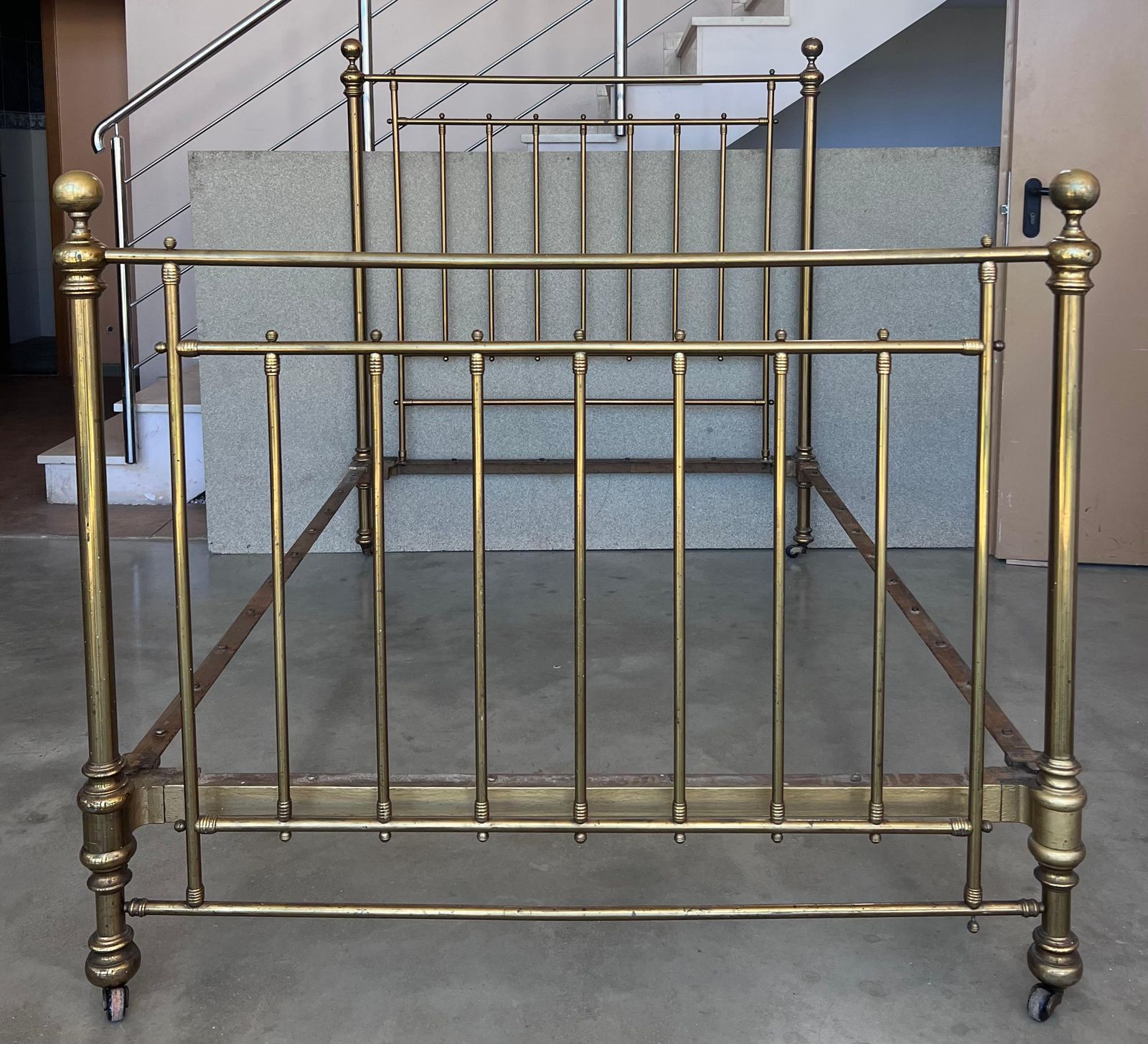 Lit double espagnol en bronze avec barreaux et roulettes, début du XXe siècle photo furniture