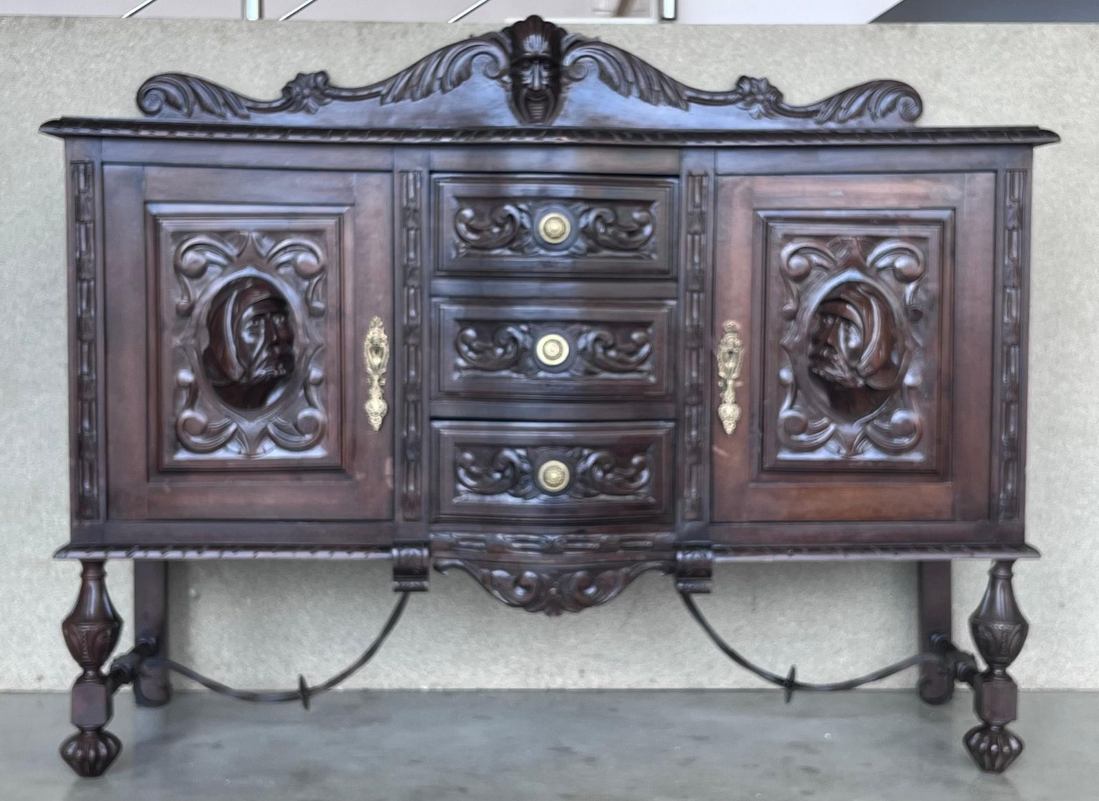 Buffet espagnol Renaissance à deux portes, trois tiroirs photo furniture