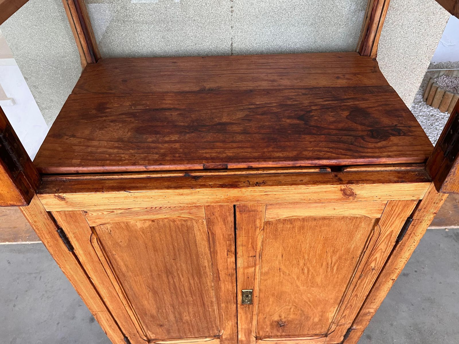 photo furniture Grande bibliothèque ou armoire vitrée d'époque, en pin, Espagne, XIXe siècle, restaurée
