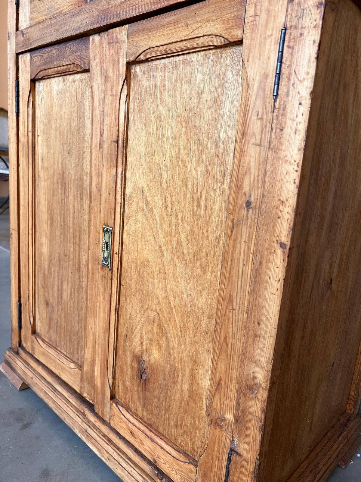 6069.0 Grande bibliothèque ou armoire vitrée d'époque, en pin, Espagne, XIXe siècle, restaurée photo