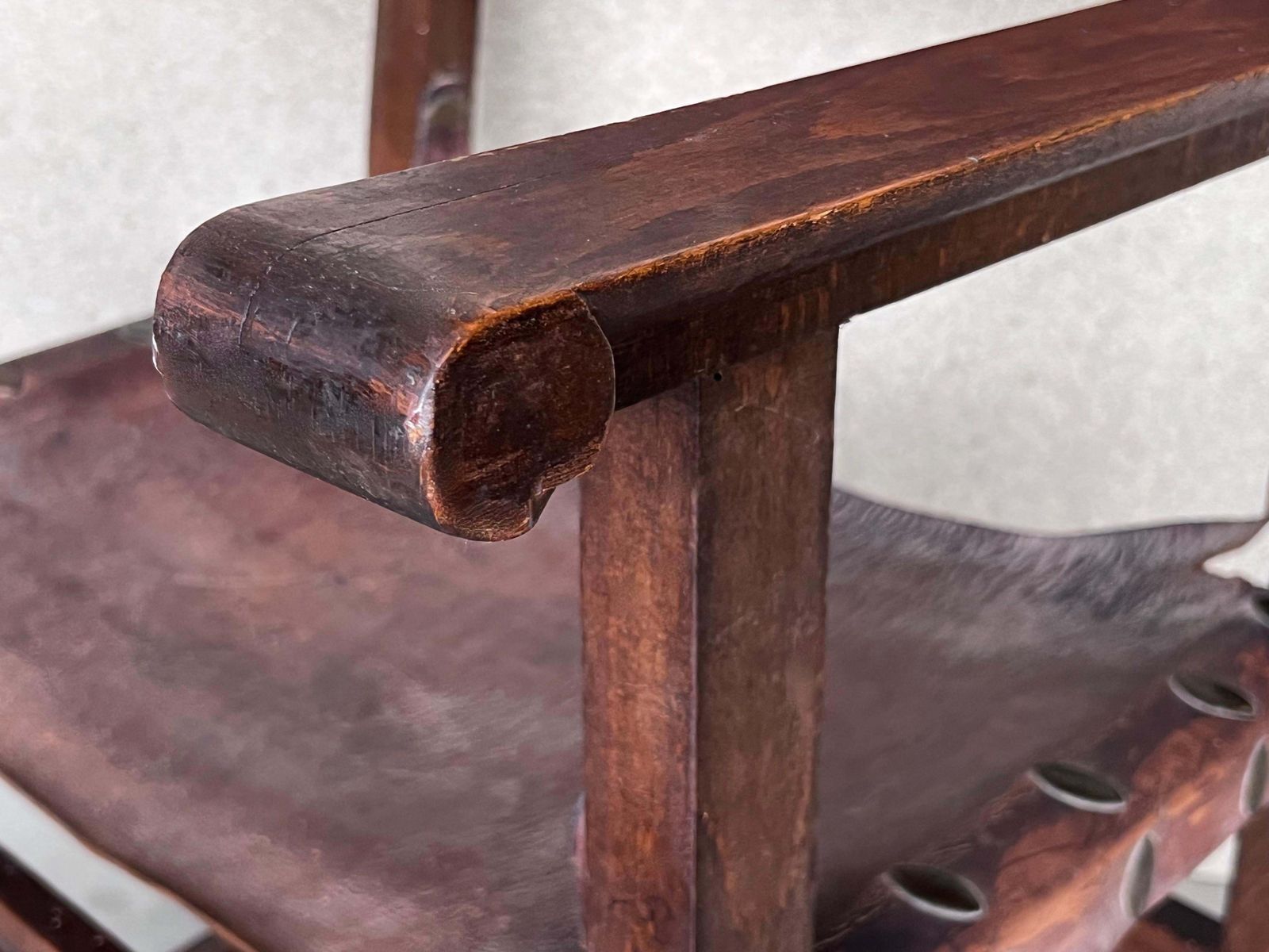 photo furniture Paire de fauteuils de style colonial espagnol sculptés, revêtement en cuir, XIXe siècle