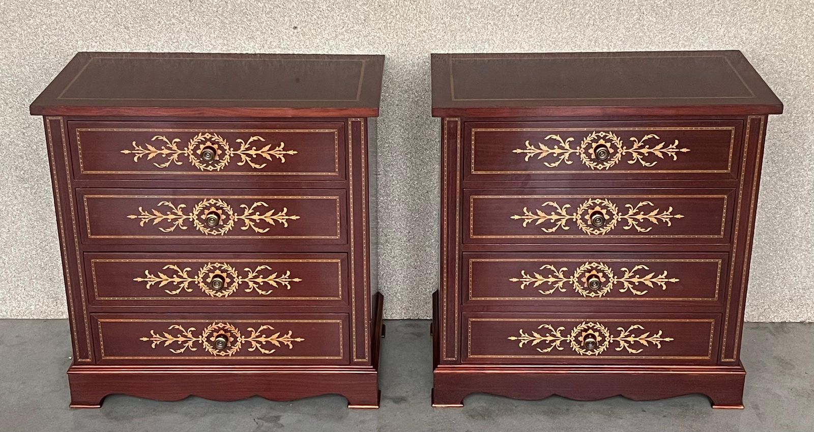 Paire de tables de chevet catalanes, espagnoles, XXe siècle, avec tiroirs et étagère basse ouverte photo furniture