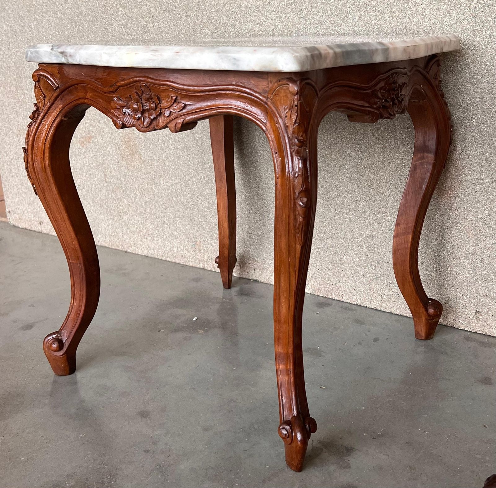 Ensemble de deux tables basses de style Louis XV, plateau en marbre photo buy
