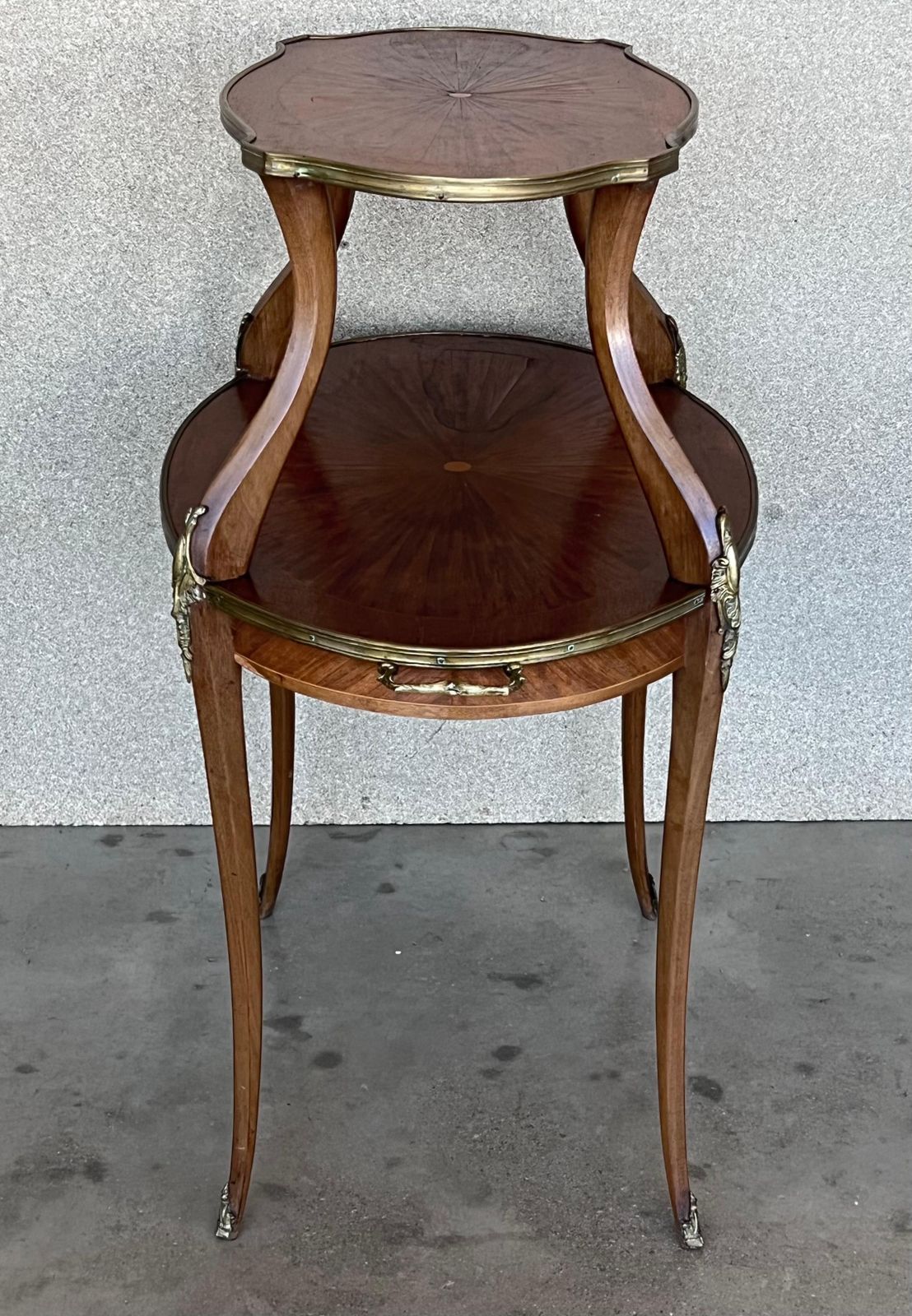 Table basse ou d'appoint française en acajou et laiton à deux plateaux photo vinterior