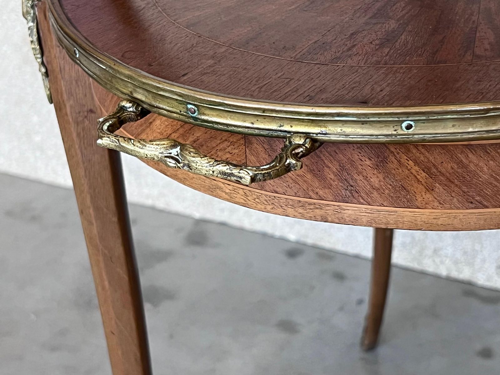 Mobilier Table basse ou d'appoint française en acajou et laiton à deux plateaux photo