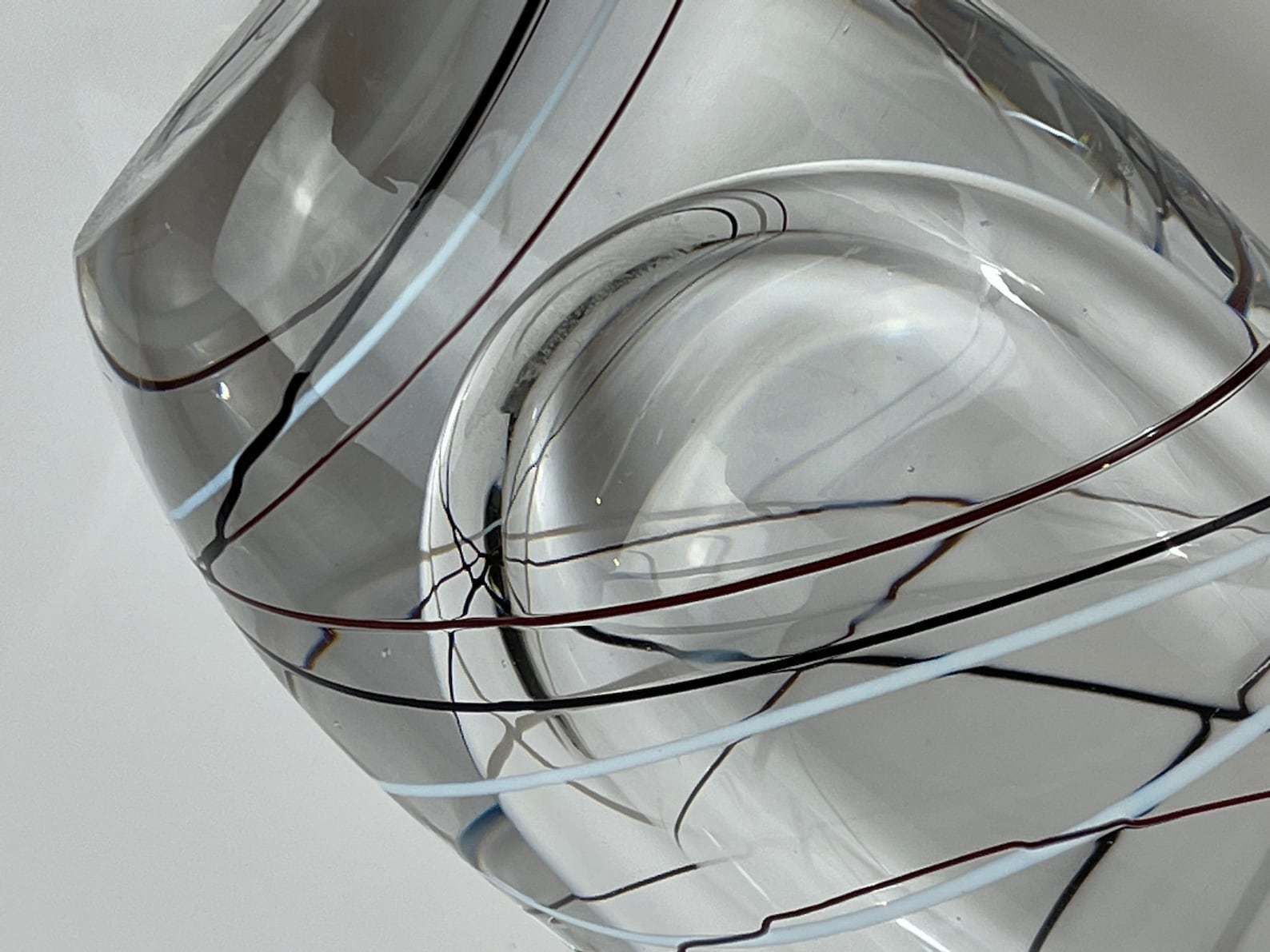 Vicke Lindstrand For Kosta In The 1950s Vase With White Black And Red Thread photo vinterior