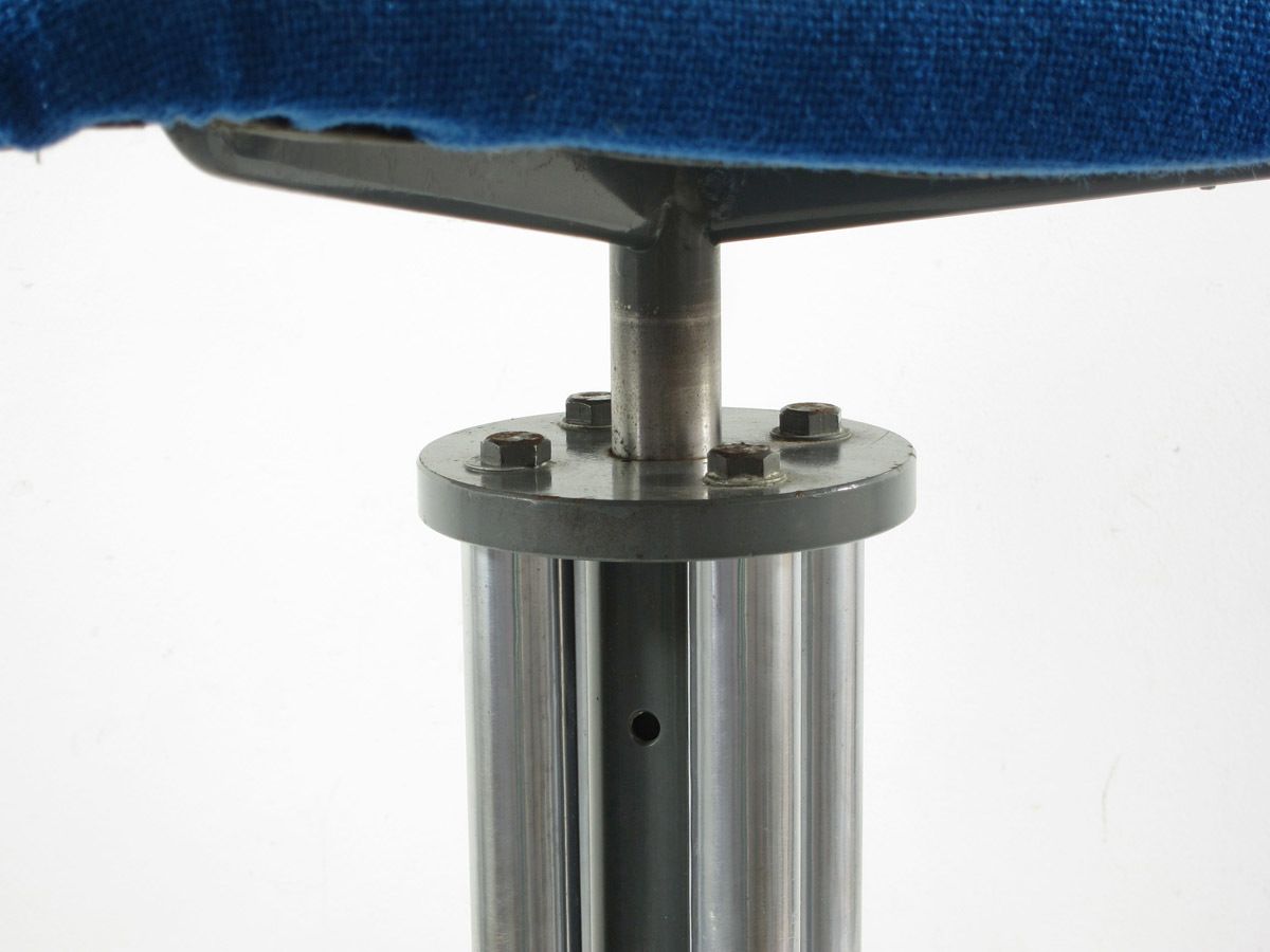 Meubels Blauwe Beklede Gispen Bureaustoel Uit De Jaren 1930 – Bauhaus photo