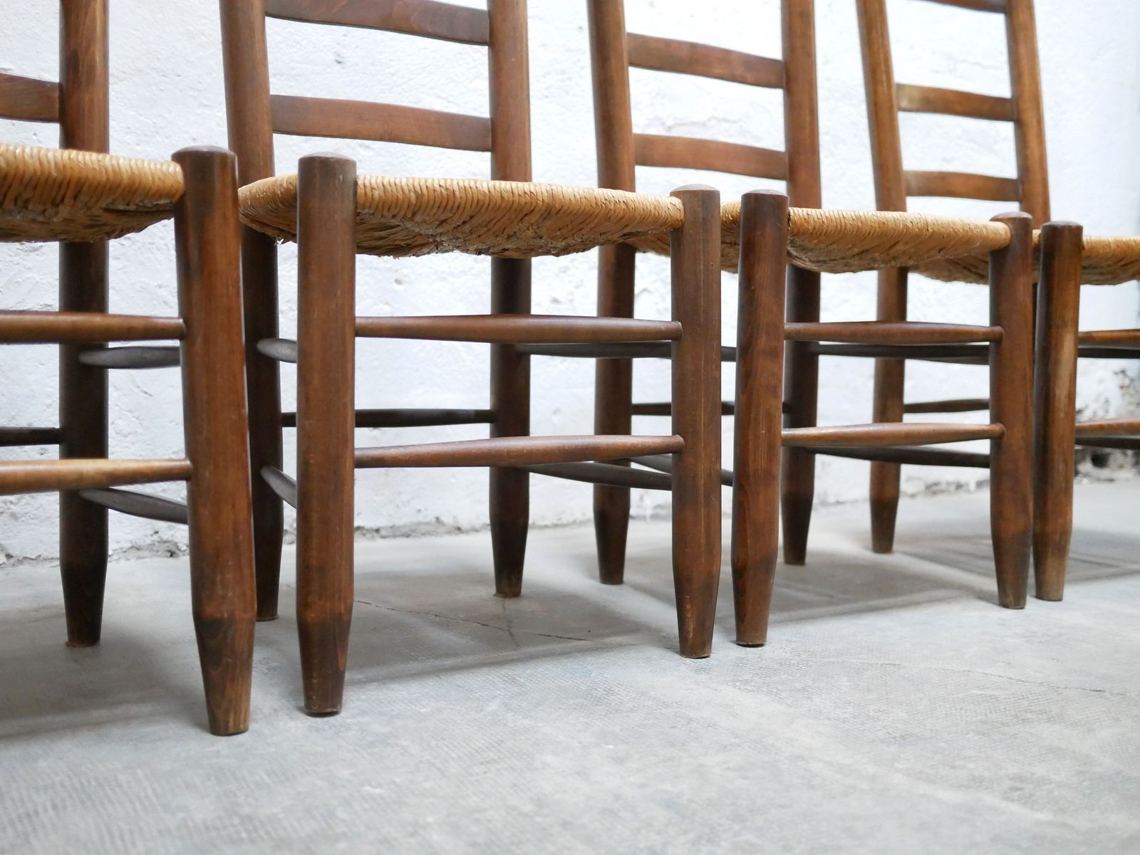 photo vintage Antique Mulched Wooden Country Chair