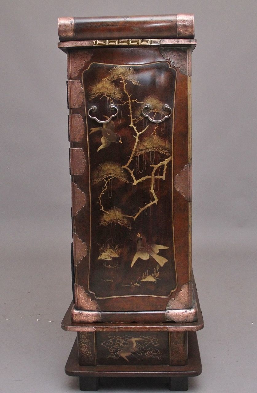 19th Century Japanese Gilt Lacquered Cabinet photo vinterior