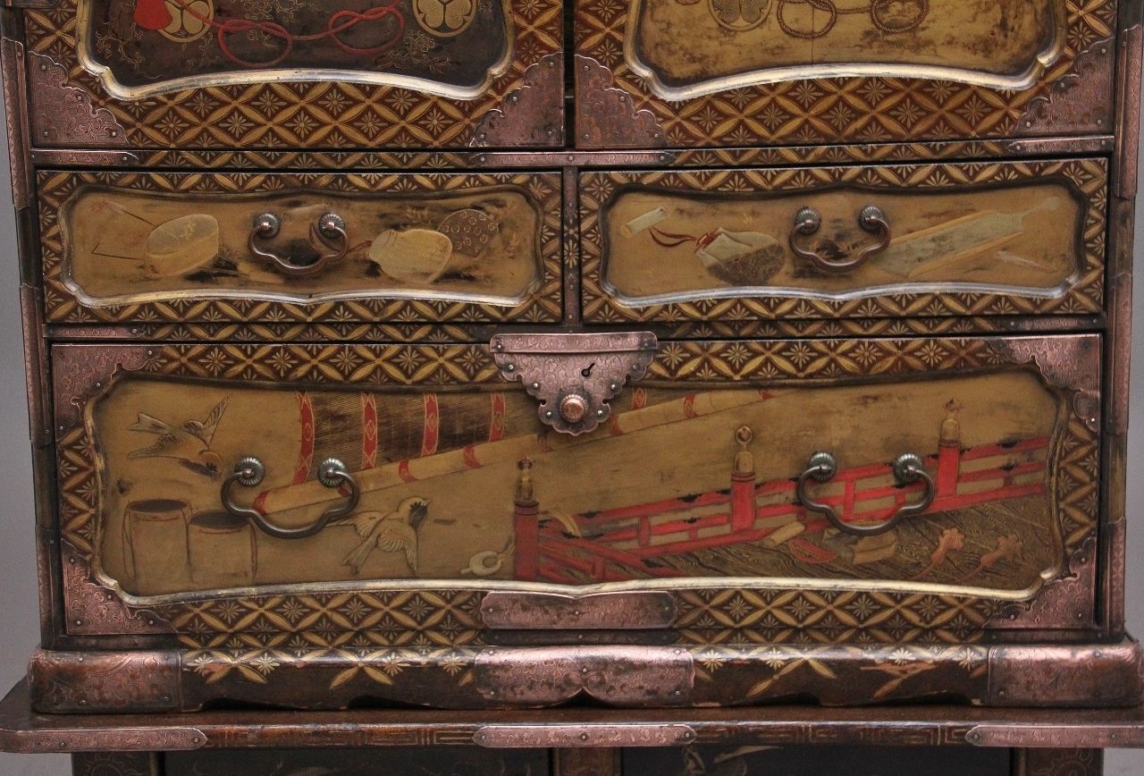 photo vinterior 19th Century Japanese Gilt Lacquered Cabinet