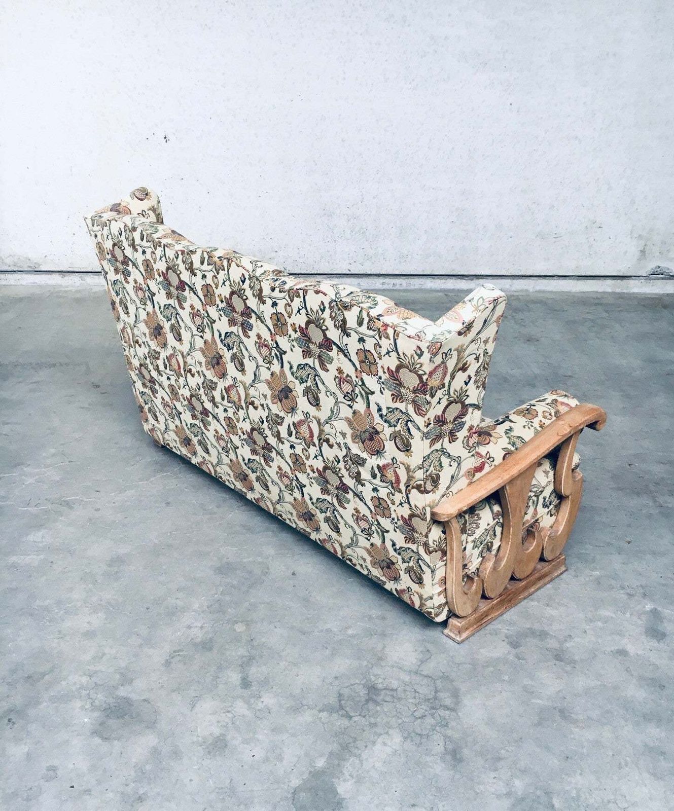 photo vinterior Driezitsbank Met Hoge Vleugelleuning, Ontwerp Begin 20e Eeuw