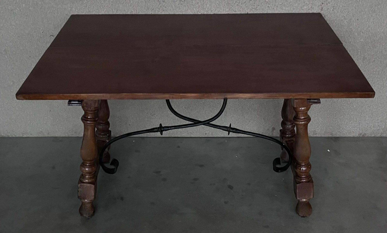 Table console espagnole à abattants, XXe siècle, avec entretoise en fer photo furniture