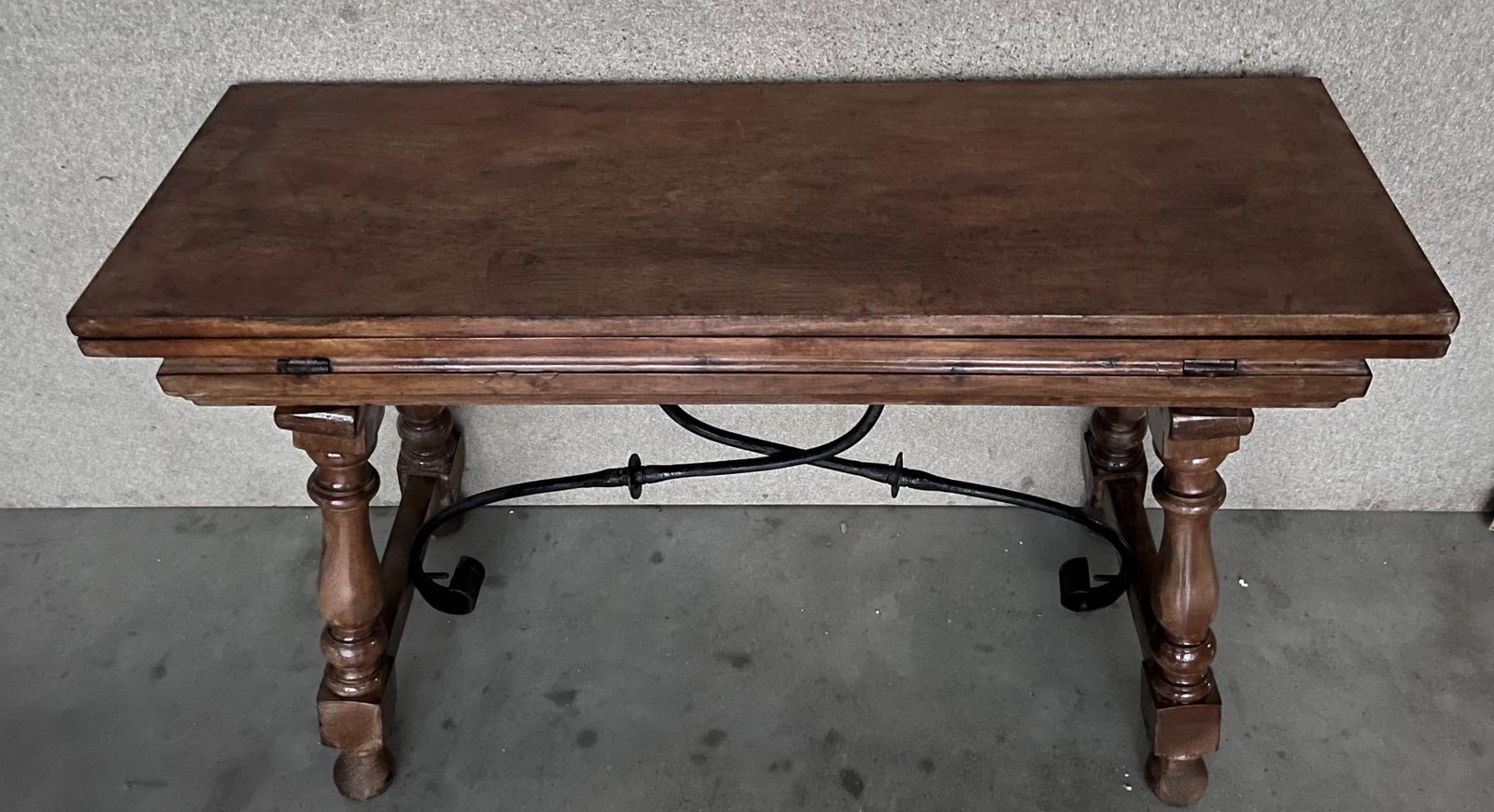Table console espagnole à abattants, XXe siècle, avec entretoise en fer photo for sale