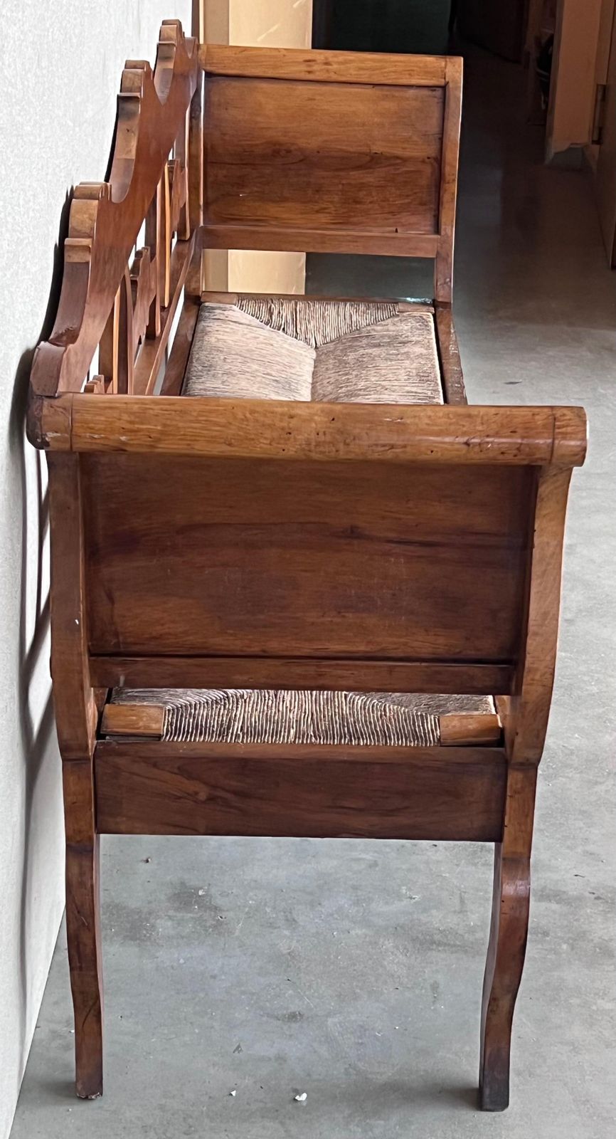 Banc catalan du XXe siècle en noyer, assise cannée photo furniture