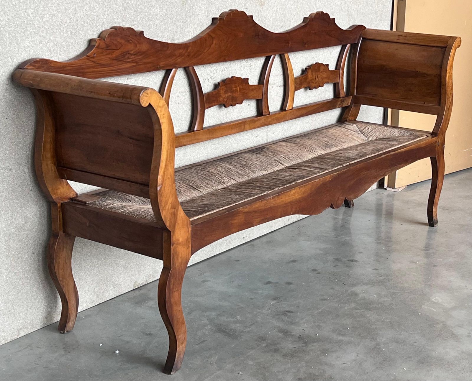 Banc catalan du XXe siècle en noyer, assise cannée photo vinterior