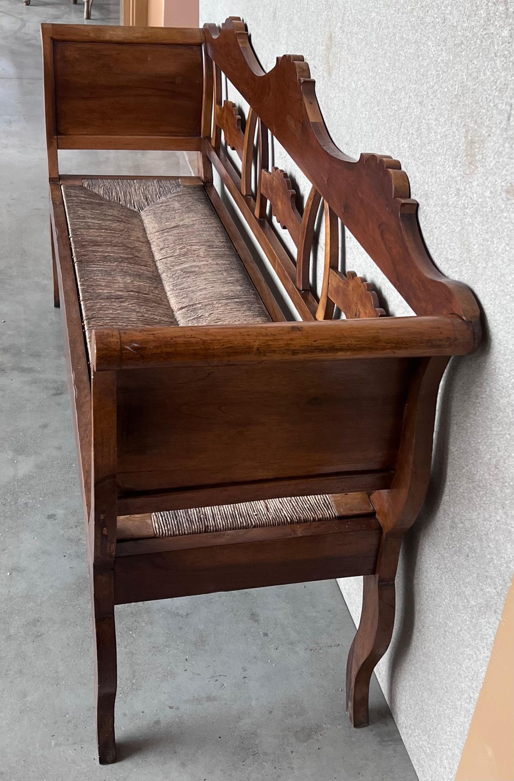 Banc catalan du XXe siècle en noyer, assise cannée photo vintage