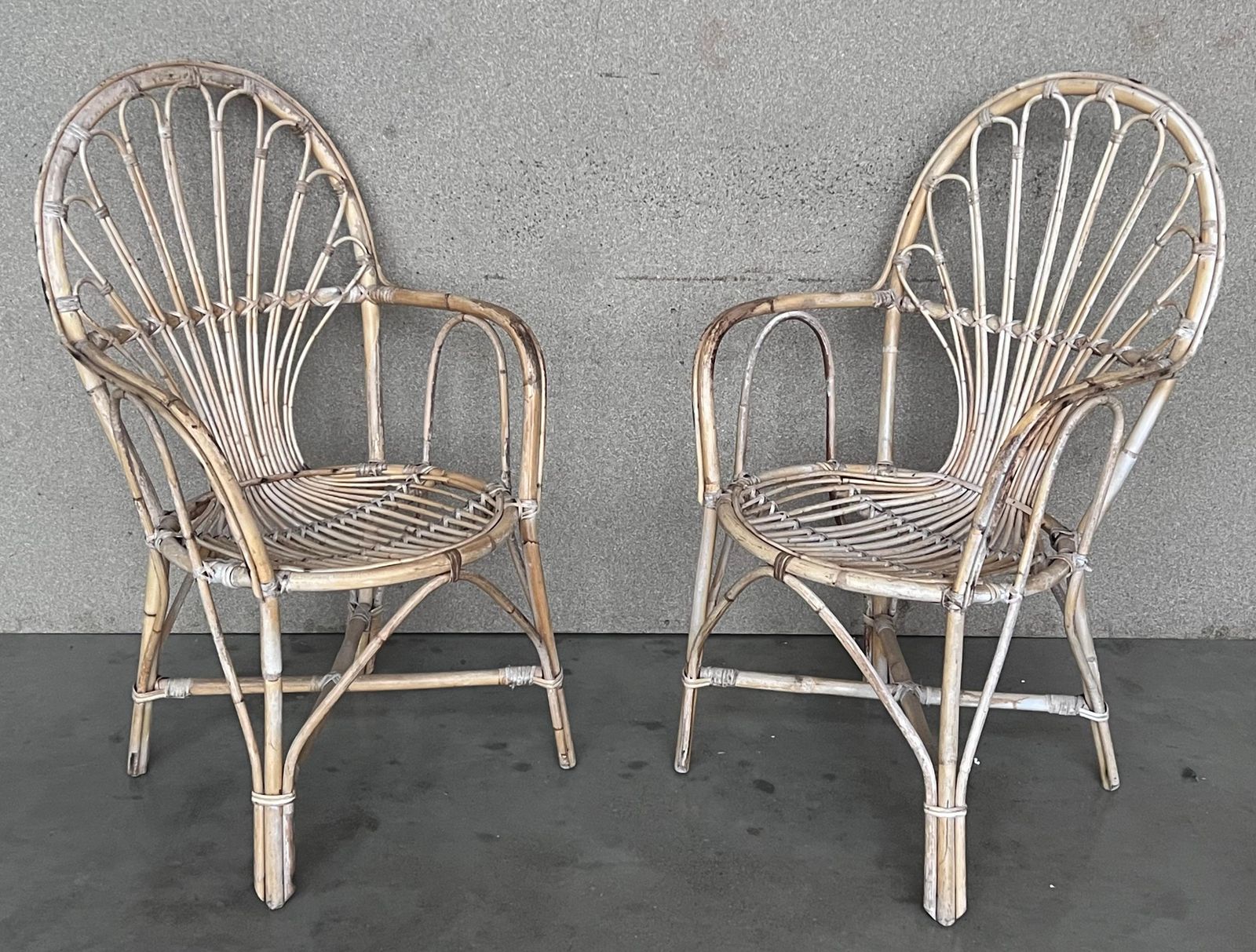 Paire de fauteuils espagnols en bambou à dossier ovalisé, années 1960 photo Mobilier