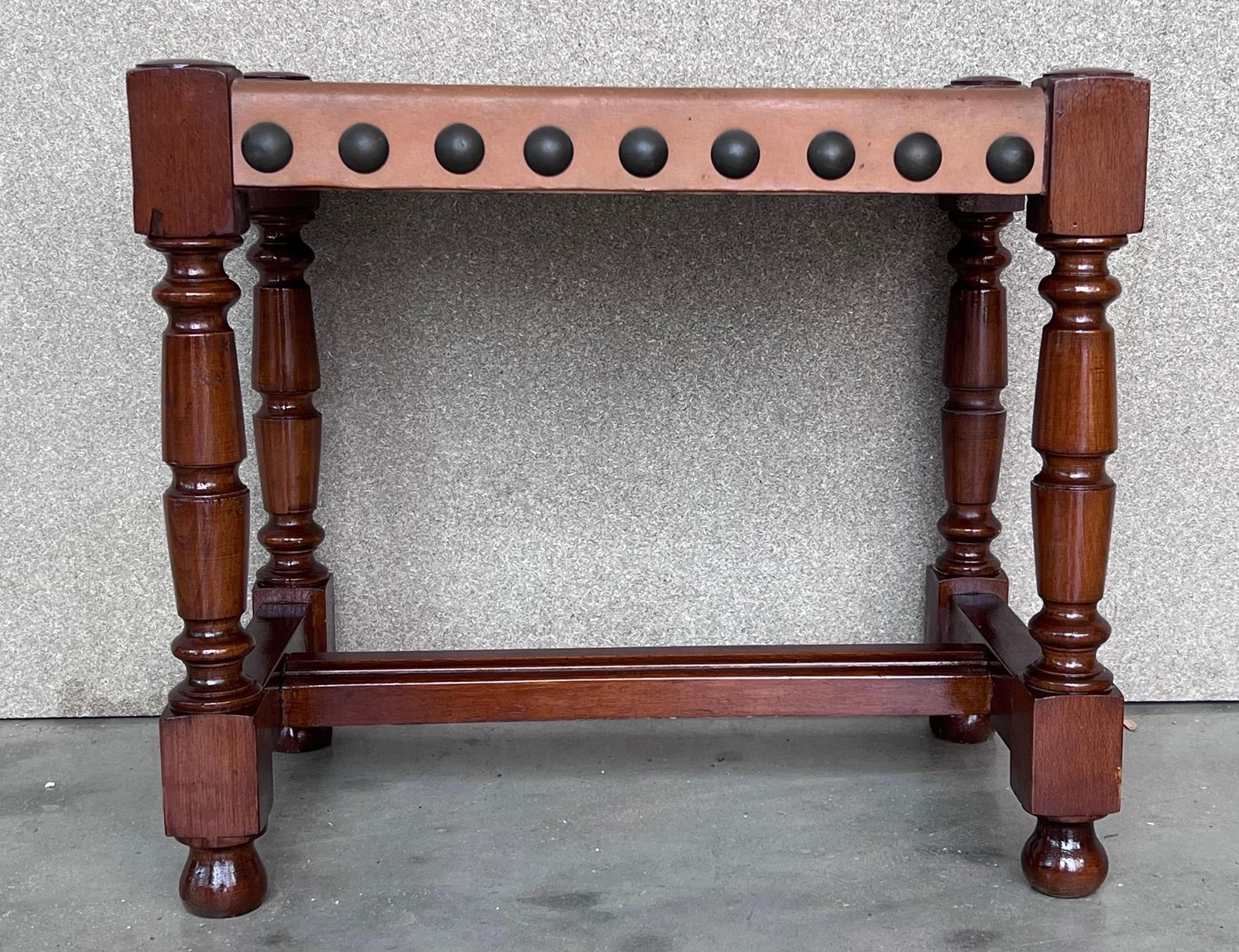 Paire de tabourets en noyer, assise en cuir et clous photo for sale