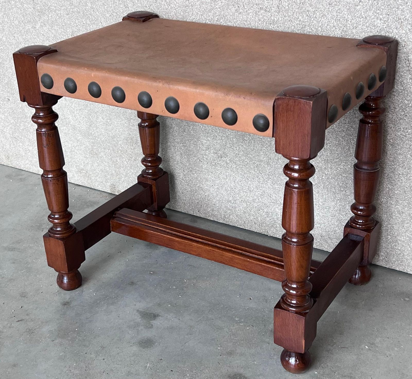 Paire de tabourets en noyer, assise en cuir et clous photo vinterior