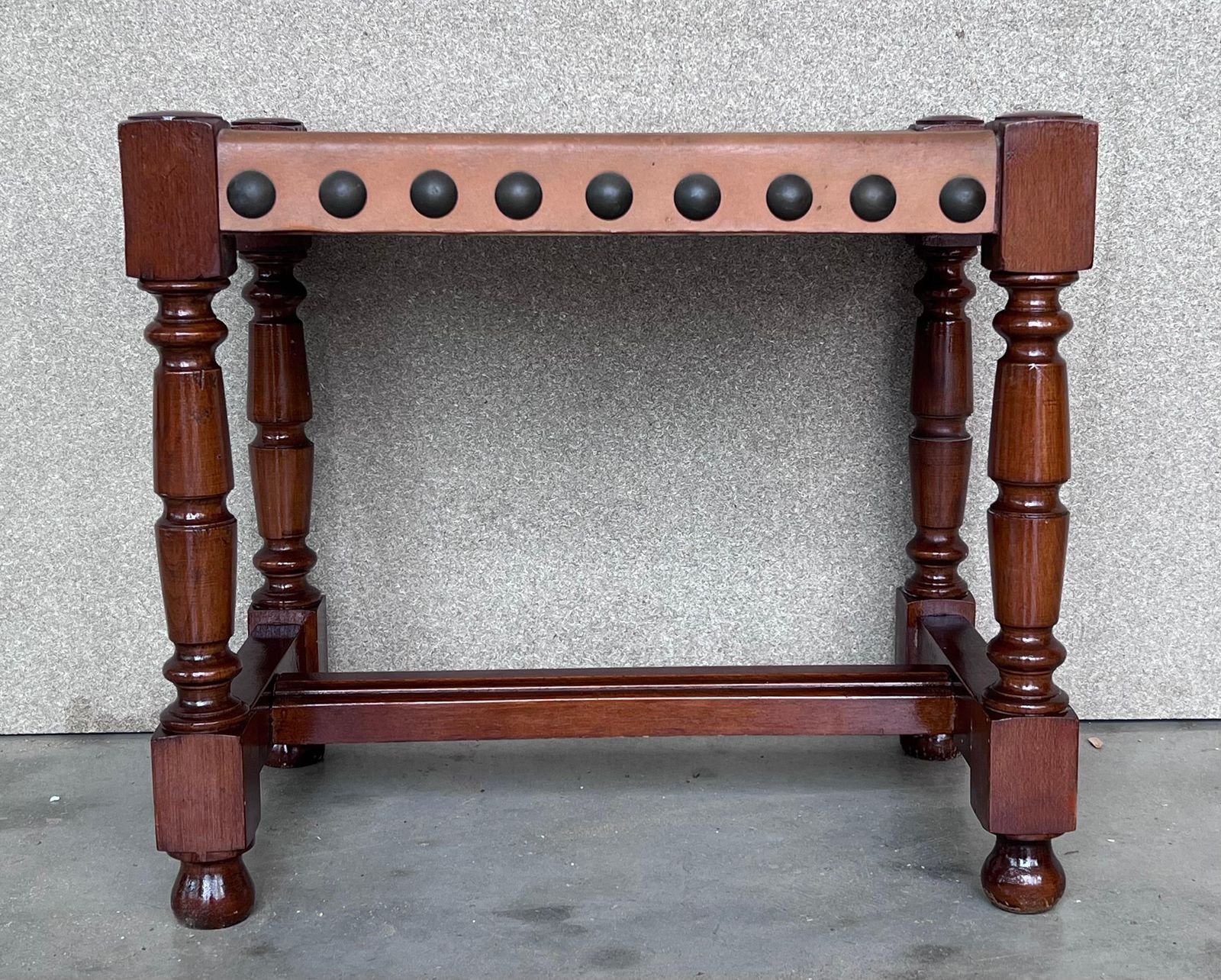photo furniture Paire de tabourets en noyer, assise en cuir et clous