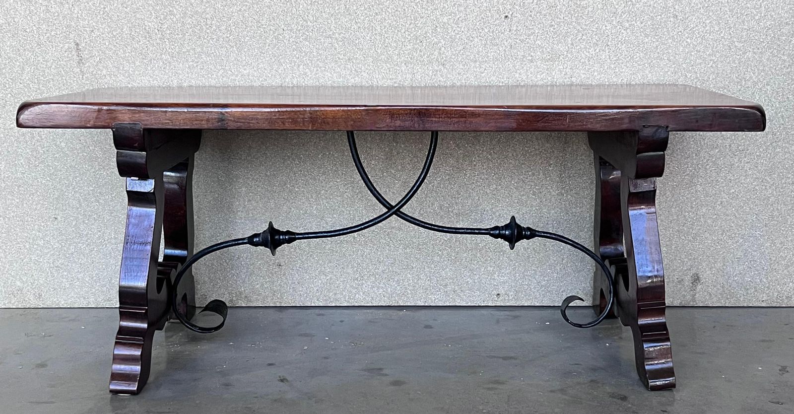 Table espagnole sculptée du XXe siècle avec traverses en fer photo furniture