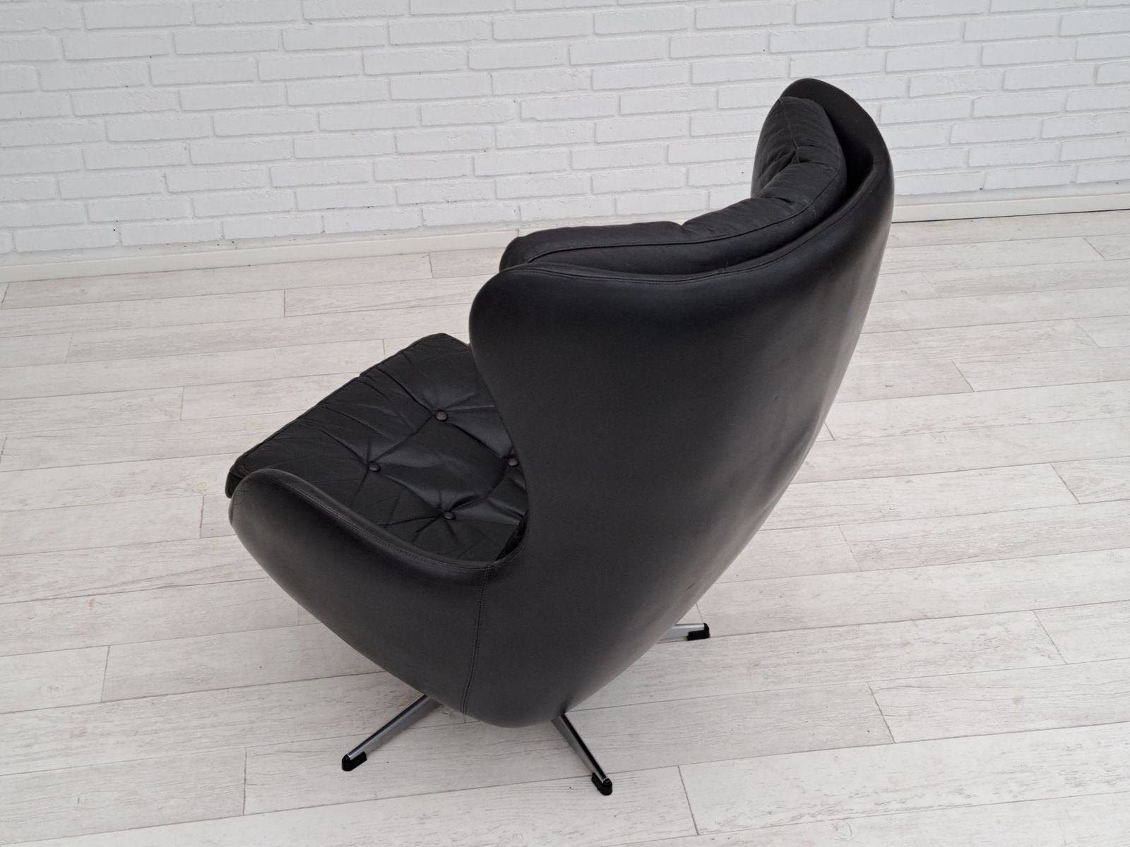 photo furniture 1970s, Vintage Danish Swivel Leather Armchair, Egg Form, Original Condition