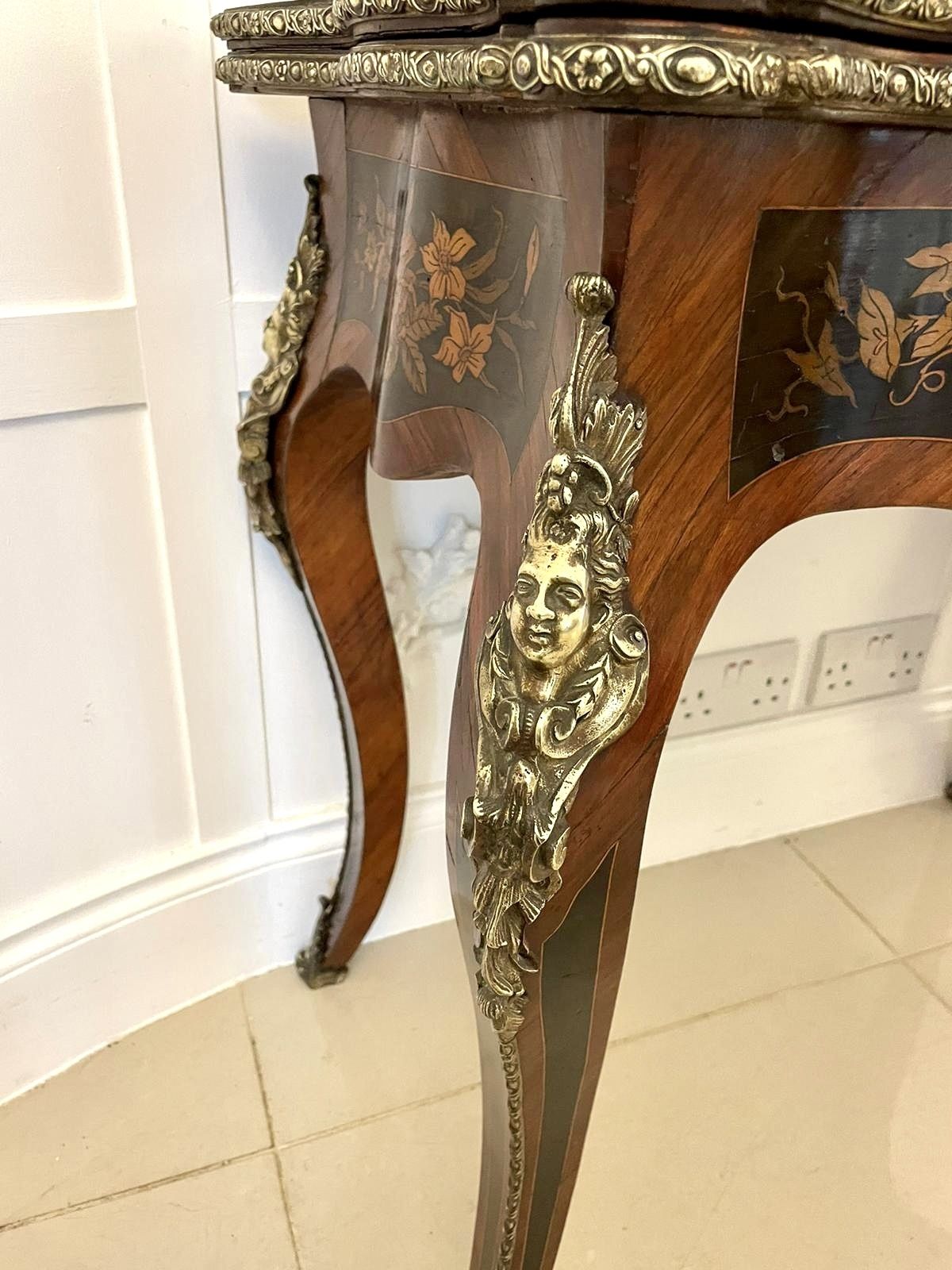 photo vintage Fine Quality Antique 19th Century French Kingwood Marquetry Inlaid Ormolu Mounted Card Table